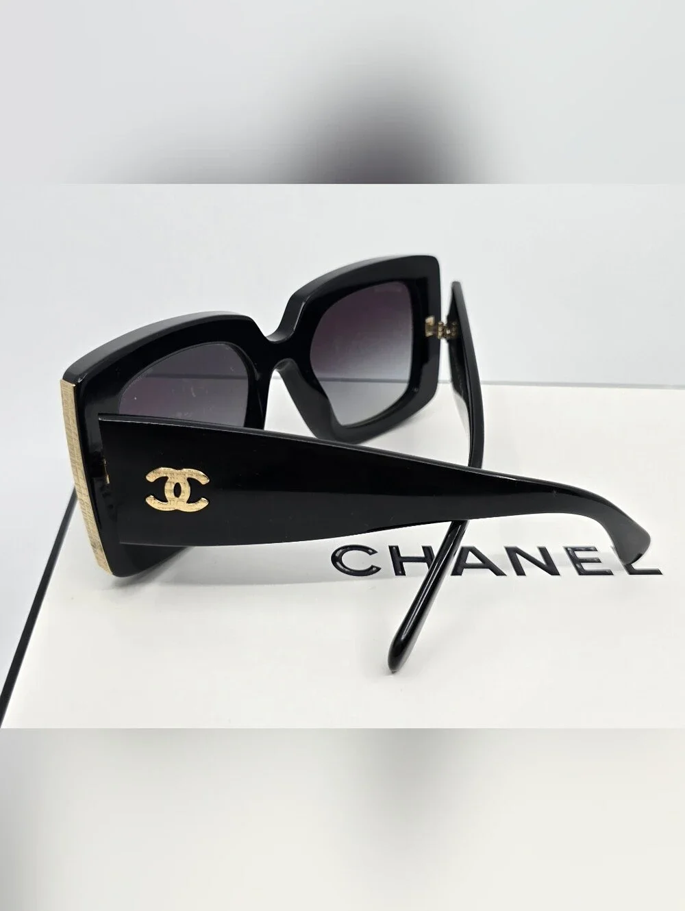 CHANEL good see